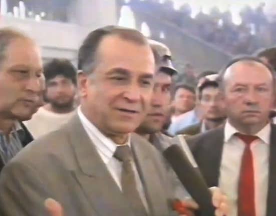VIDEO Cum i-a trimis Ion Iliescu pe mineri să „reocupe” Piața Universității și le-a mulțumit pentru „înalta disciplină civică” după măcelul din 13-15 iunie