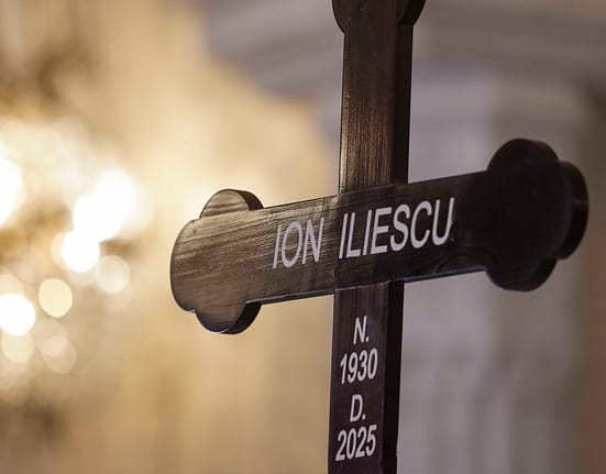 Ion Iliescu, între credință și controversă. Ce lipsește de pe crucea fostului președinte și care ar putea fi explicația