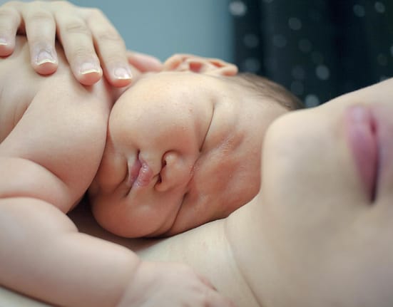 Nașterea, un scut natural împotriva cancerului. Descoperirea surprinzătoare a cercetătorilor norvegieni
