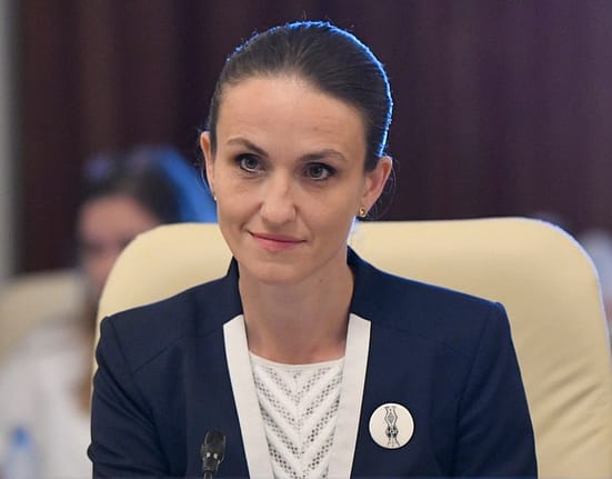 Românii din Cernăuți cer sprijin pentru salvarea școlilor cu predare în limba română. Răspunsul Oanei Țoiu