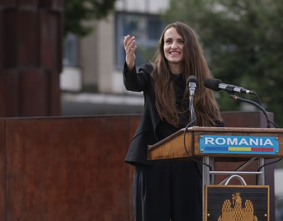 „Scena de film” cu Oana Țoiu la Salzburg a stârnit un val de comentarii. Internauții au crezut că pozele sunt făcute cu inteligența artificială