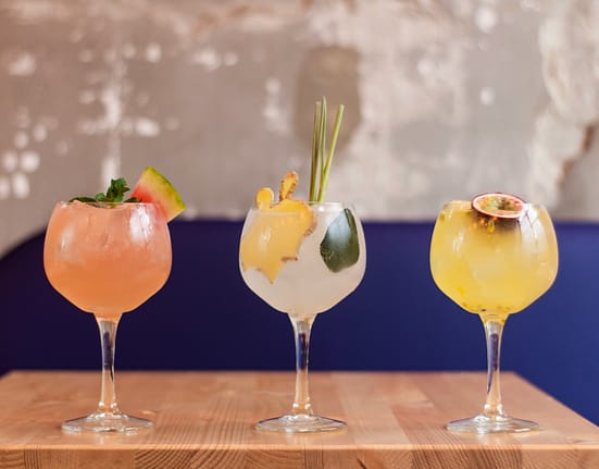 Răsfață-te cu o băutură rece de Sfânta Maria. Două rețete de cocktailuri delicioase, cu și fără alcool, perfecte pentru weekendul prelungit