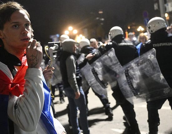 Forțele de ordine din Serbia au folosit gaze lacrimogene pentru a dispersa protestatarii