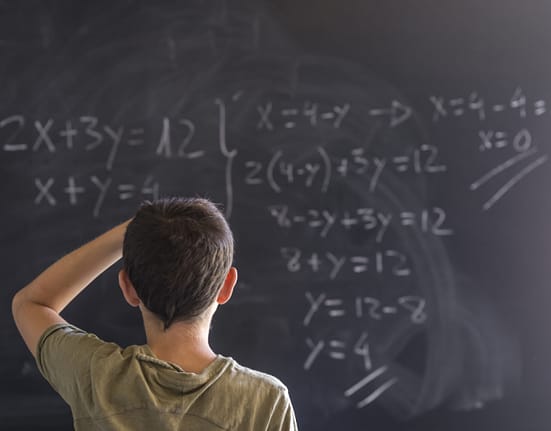 Ministerul Educației comasează școli, dar tace mâlc la problemele reale din învățământ