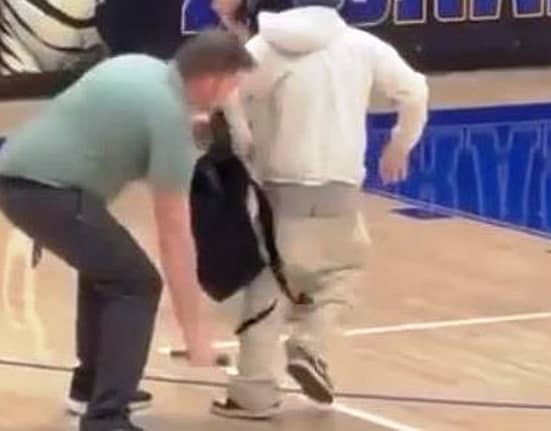 Imagini virale. Un elev care-și atacă profesorul, imobilizat de un polițist cu un procedeu din wrestling