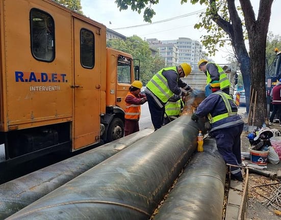 De ce nu au apă caldă peste 3.000 de blocuri din București, chiar dacă avaria majoră a fost remediată