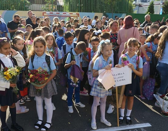 ANPC, mesaj pentru părinții: Evitați să cumpărați uniformele școlare din fibre sintetice și rechizitele fără etichete