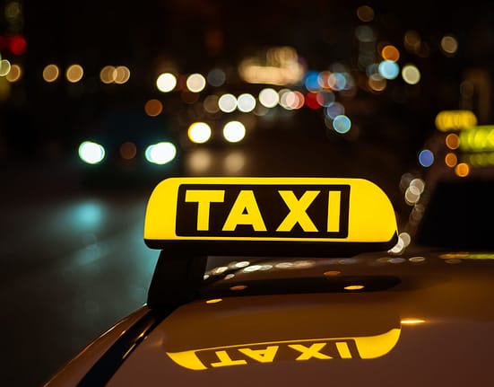 Taximetristă româncă, „legendă” în Ibiza: Sfidează de 20 de ani poliția și conduce propria rețea de șoferi