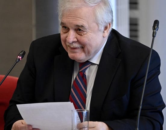 De ce se leagă politicienii de scaun. Athanasiu: „În momentul în care faci așa ceva, nu mai onorezi funcția”