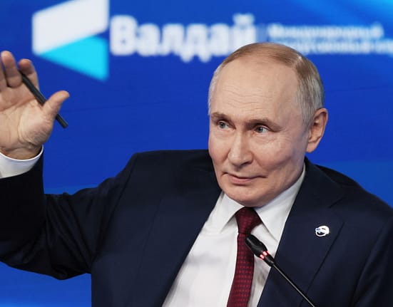 Cartea unui scriitor rus în care Putin era întinerit cu lipitori roz și sânge de fecioare, retrasă de la vânzare. Evenimentul de lansare, anulat