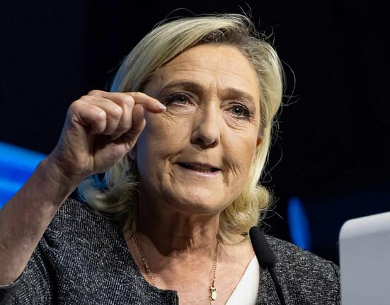 Criză politică în Franța. Marine Le Pen cere demisia lui Macron și alegeri anticipate