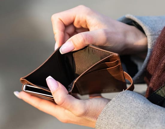 O tânără româncă trage un semnal de alarmă: „Mă chinui de la un salariu la altul, deși am studii superioare”