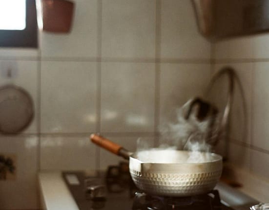 Pericolul ascuns din bucătărie: Obiceiul de gătit pe care medicii de urgență îi roagă pe părinți să-l evite