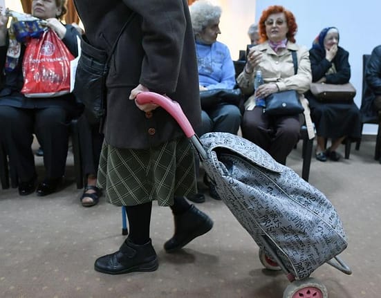 Prof. Cristian Socol: Blocarea creșterii salariului minim înseamnă intrarea în sărăcie a 838.429 români