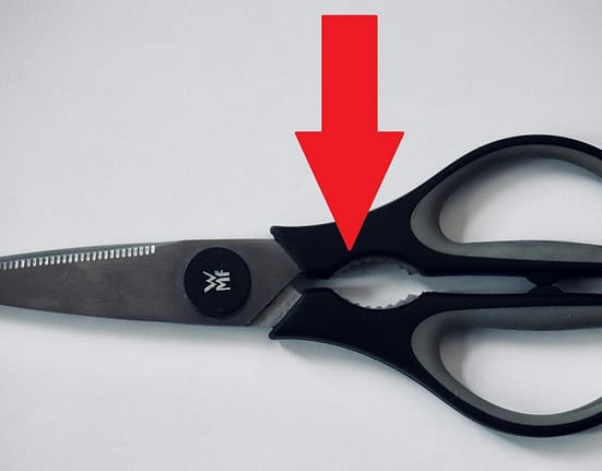 La ce folosesc zimții metalici dintre mânerele foarfecii de bucătărie? Oamenii sunt complet uimiți