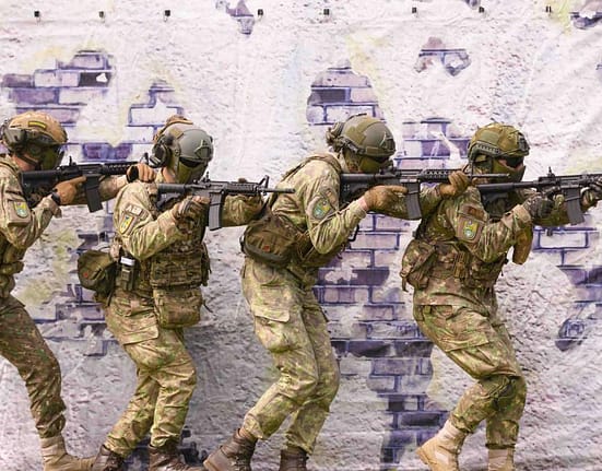 Degringoladă totală în Germania! Poliția trage în armată