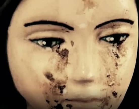 Escrocherie cu lacrimi de sânge : femeia din spatele ‘miracolului’ statuii care plânge, inculpată pentru înșelăciune