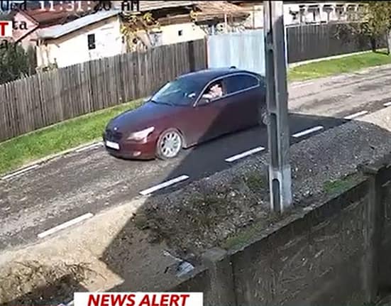 Cum se filma polițistul acuzat că a ucis un câine pe stradă. Acum e anchetat și pentru clipurile postate