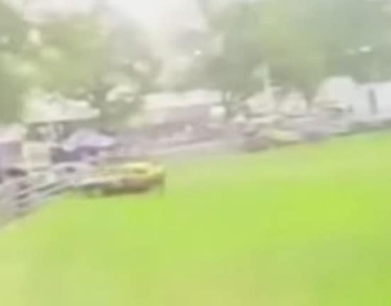 VIDEO Momentul în care o mașină intră cu viteză în mulțime la un raliu, în Australia. Treisprezece persoane au fost rănite