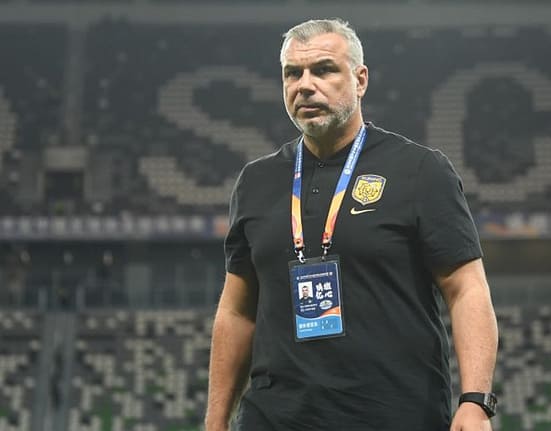 După episodul Middlesbrough, Olăroiu a fost lovit de o altă nenorocire fotbalistică. Emiratele Arabe Unite au încasat gol în prelungiri