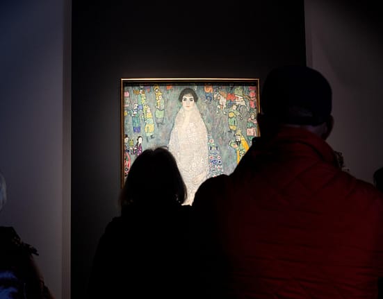 Un tablou de Gustav Klimt a doborât recordul pentru cea mai scumpă operă de artă modernă vândută vreodată la o licitație, prețul depășind cu mult așteptările
