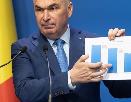 Premierul vede luminița de la capătul tunelului, economiștii au rezerve: „Să nu dăm într-un populism mai degrabă contraproductiv”