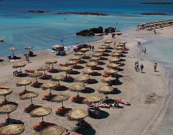 Românii își rezervă deja vacanța din 2026. Sejururi mai scurte, dar cumpărate la ofertă