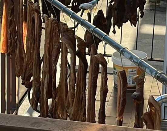 Șoc în Italia: Hălci de carne și afumături, puse ‘la uscat’ pe balcon, sânge picurând pe sub ferestre: ‘La noi în țară e normal’