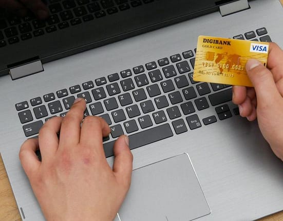 Tot mai mulţi români aleg plăţile digitale la livrarea cumpărăturilor