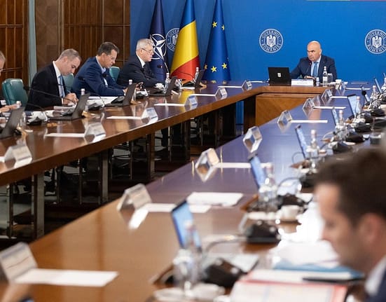 Ce spune un fost șef al CCR despre încercarea Guvernului de a limita cumulul pensiei cu salariul: „Nu are nicio legătură una cu alta”