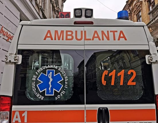 Ambulanţă militară, implicată într-un accident rutier în Bucureşti. Două persoane au fost rănite