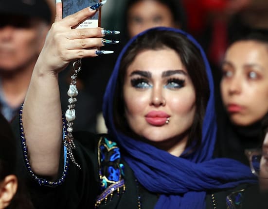 Concerte în aer liber. Dansuri provocatoare în public. Tinerii din Iran conduc o schimbare socială dramatică: „Avem o generație tânără neînfricată”