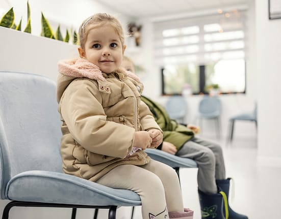 Noi fugim cu copilul la spital la prima febră, în Anglia primește paracetamol prin telefon. Cum se tratează, de fapt, copiii în străinătate și ce e diferit față de România