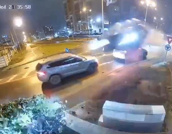 Ce s-ar fi întâmplat, de fapt, cu șoferul care a zburat cu mașina printr-un sens giratoriu din Oradea / video viral