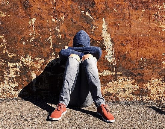 Caz șocant în Capitală: un adolescent ar fi fost bătut cu „ciocanul de șnițele și făcălețul” de mama vitregă. „Se uita la el cum îi curge sângele”