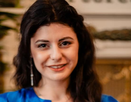 „Teatrul, o experiență necesară pentru cei care vor să aibă acces la cunoaștere și să ajungă la esența lucrurilor”. INTERVIU cu regizoarea și autoarea Monica Pop