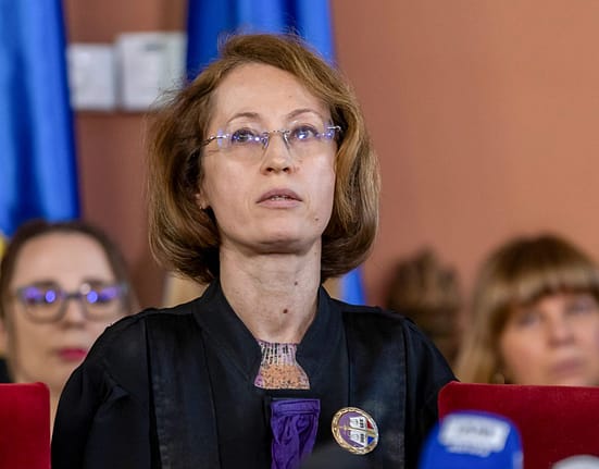 Cine plătește dacă afișezi un fake-news despre Recorder și judecătoarea Raluca Moroșanu într-o intersecție din București?