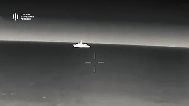O rară navă de război rusă care patrula în Marea Neagră, lovită de o dronă, susține spionajul militar ucrainean și prezintă imagini video