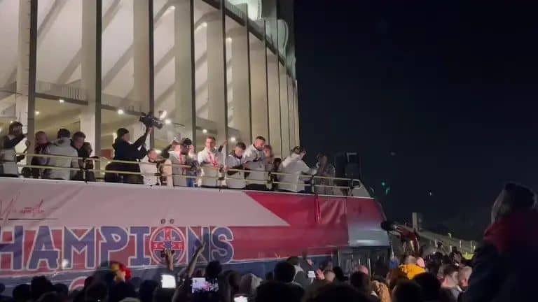 Nebunie în București! FCSB a declanșat fiesta pe străzi cu trofeul de campioană: manele în autocar și paradă triumfală