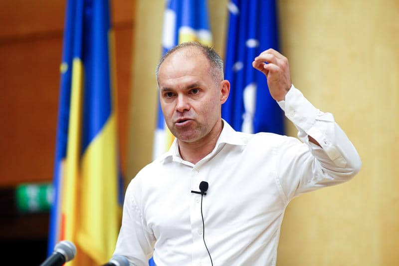 Daniel Funeriu le răspunde intelectualilor care îl susțin pe Nicușor Dan: „Ați abandonat Piața Universității pentru o bulă de sondaj”