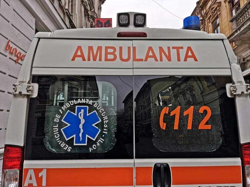 Ambulanţă militară, implicată într-un accident rutier în Bucureşti. Două persoane au fost rănite