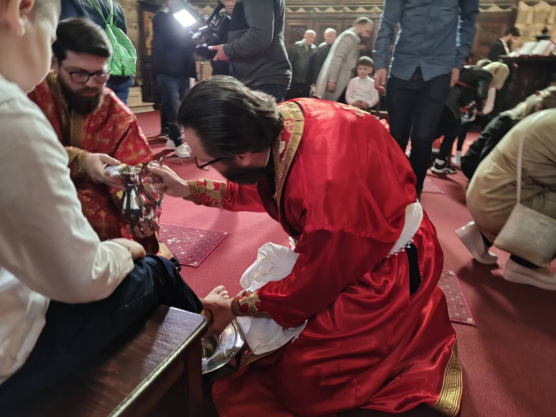 Ritualul spălării picioarelor, la Catedrala din Galați FOTO: C. Mazilu