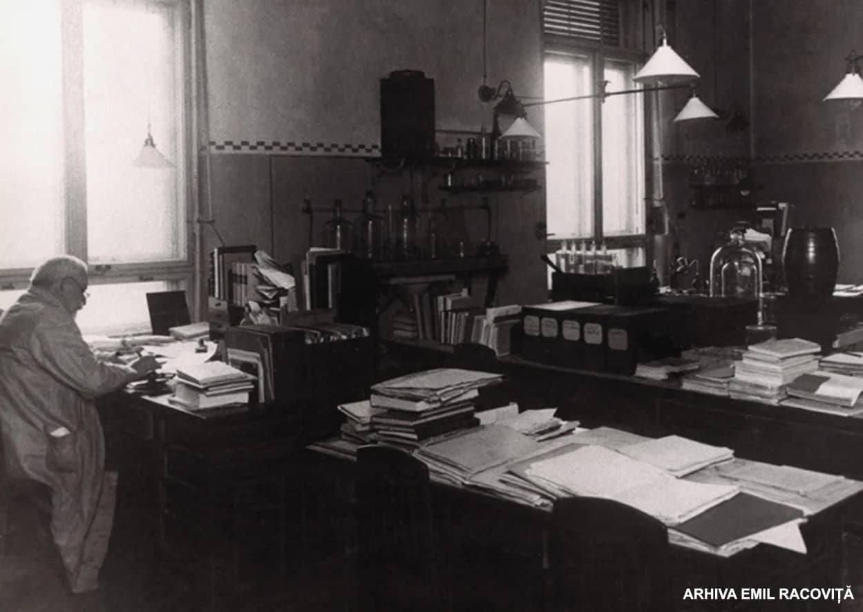 Laboratorul lui Emil Racoviţă. Foto arhivă Emil Racoviţă