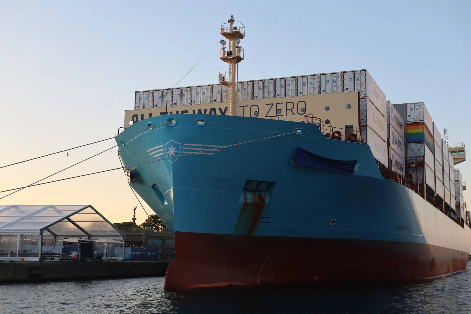 Un vapor încărcat cu containere