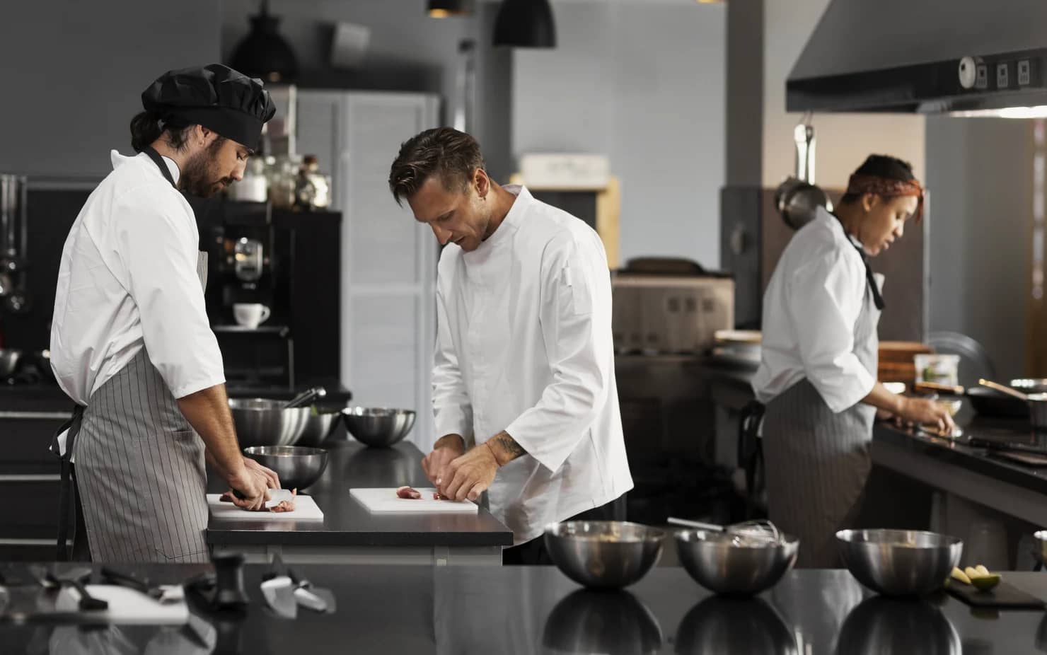 Munca în bucătăriile restaurantelor este adesea plină de stress. Sursa: Freepik.com