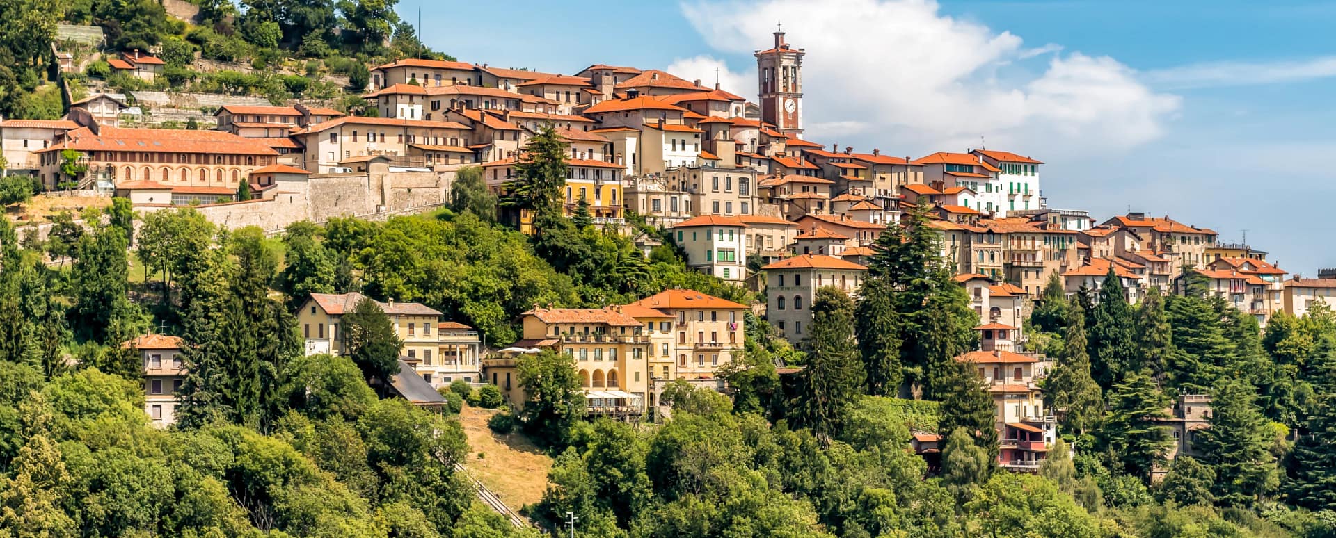 Vedere panoramică a unui orășel din Italia