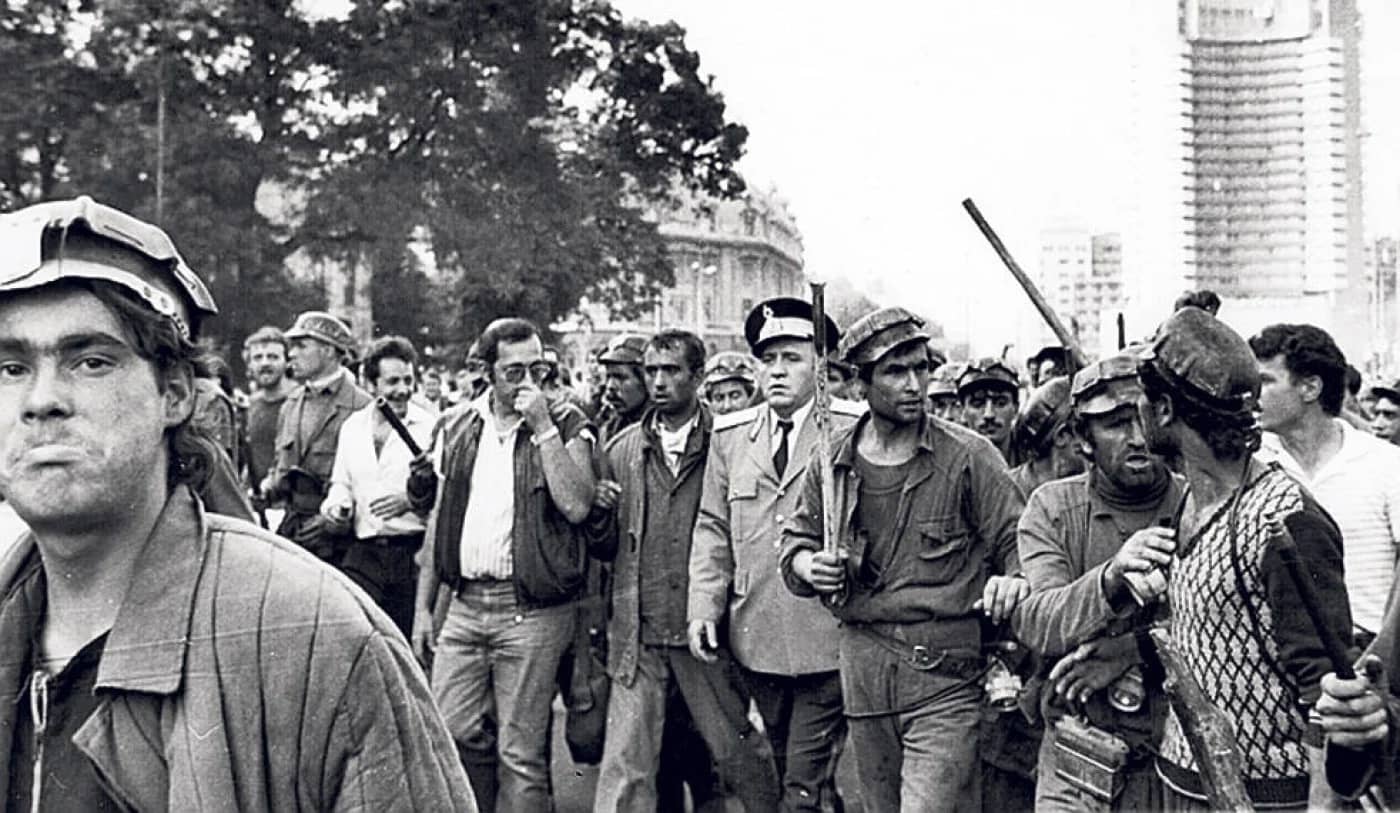 Mineri şi ofiţeri de poliţie pe străzile Bucureştiului, în iunie 1990 Foto: Arhivă