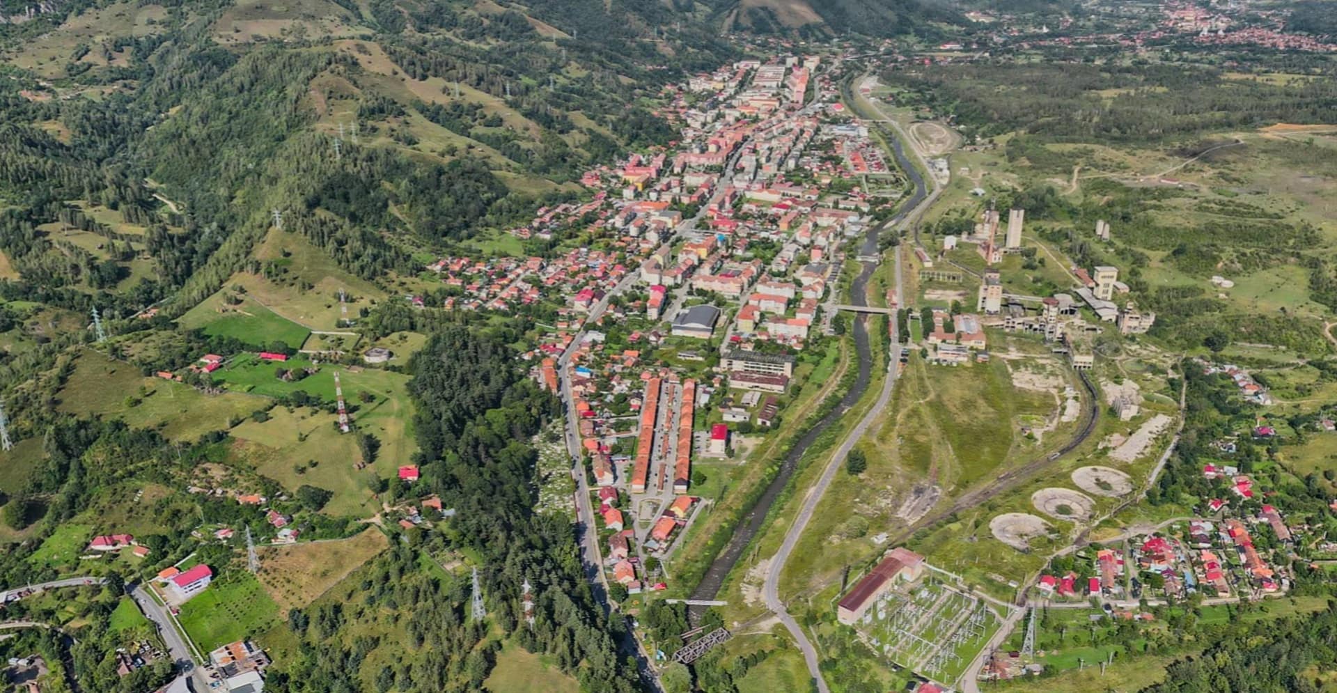 Imagine cu drona deasupra unei localități
