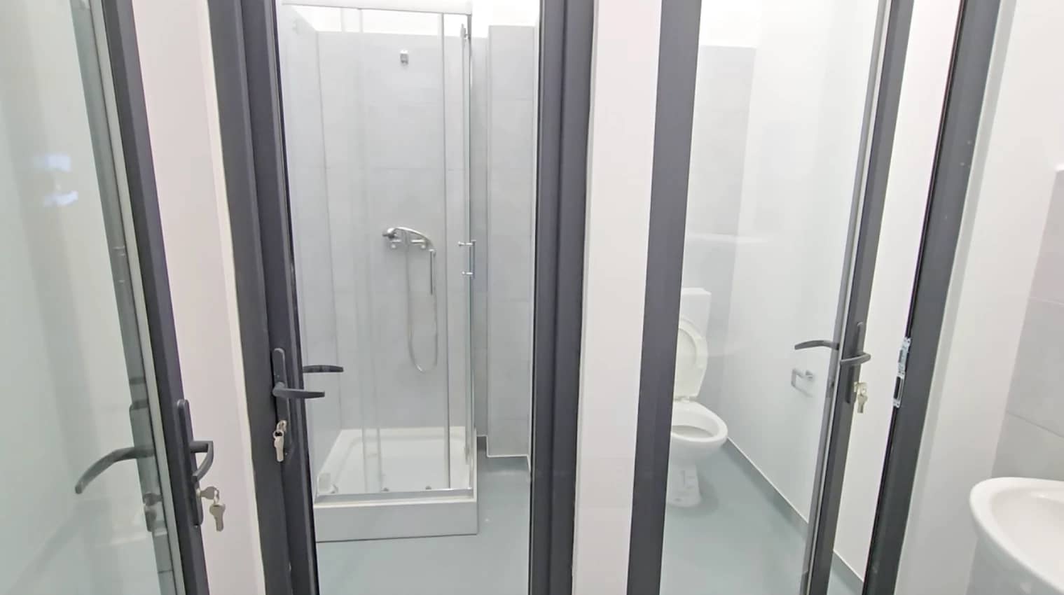 În piața agroalimentară recent renovată din zona Valea Pașcani toaleta este transparentă FOTO BIT24