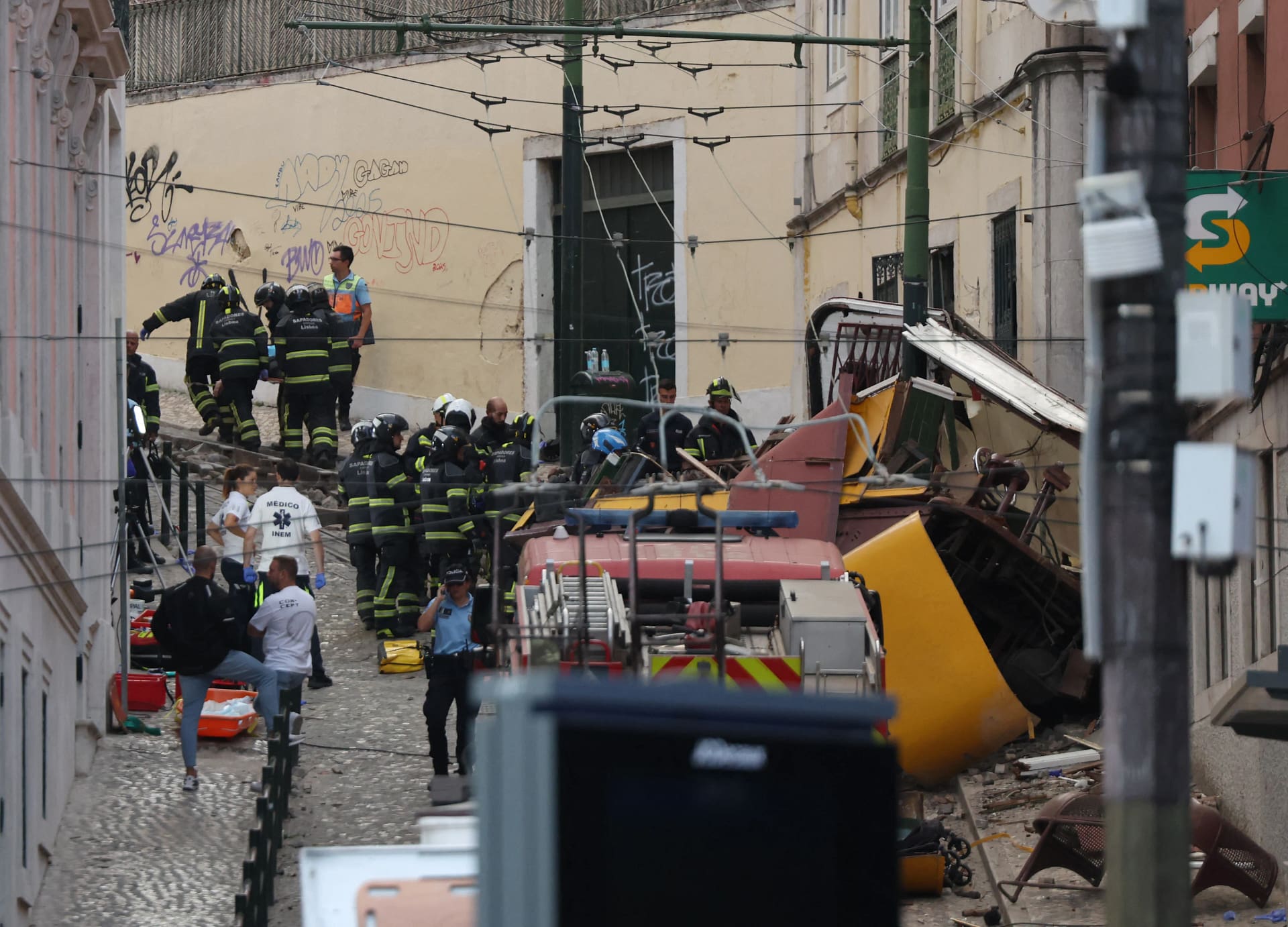 17 oameni au murit în tragedia de la Lisabona FOTO Profimedia